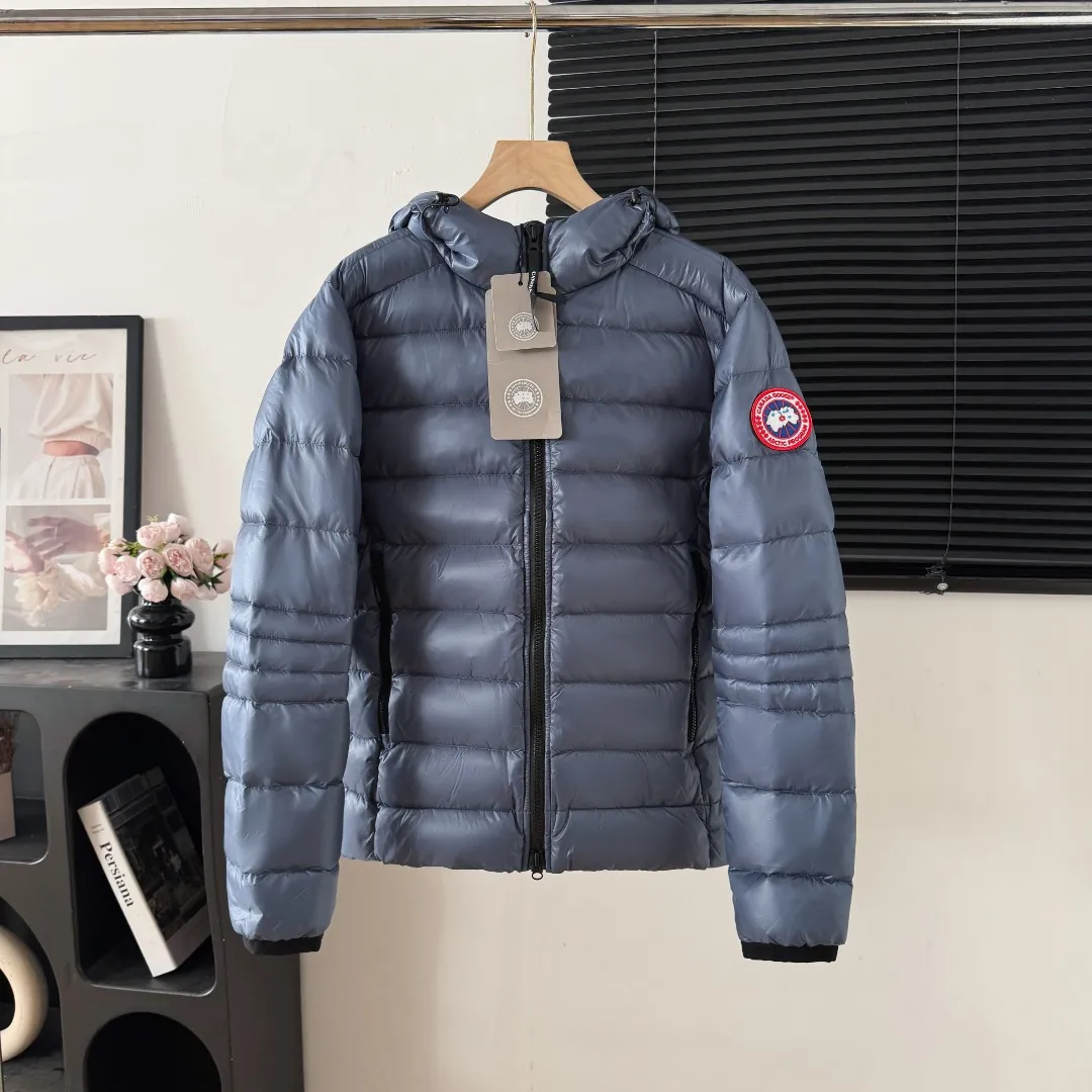 Style number: Y 76 top purchasing version 𝘾𝘼𝙉𝘼𝘿𝘼 𝙂𝙊𝙊𝙎𝙀/Canada Goose 2227 lightweight model. Super Lightweight, no weight on the upper body at all! Show more temperament‼ Canada Goose, a Canadian brand, has always been recognized as the warmest down jacket. Various Instagram celebrities, Internet celebrities, and celebrities often wear it for street photos. I make Canada Goose every year, but I still can’t get rid of my love for the goose. No matter how cold the winter is, there is no need to be afraid. Canada Goose is the legendary warmest down jacket and is known as a must-have for Arctic outdoor sports! The most popular down jacket in the world, celebrities are rushing to buy it, it is a must-have! Sizes: S-2XL Color: Silver Gray (Red Label) Silver Gray (Black Label), Black (Red Label), Black (Black Label), Dark Blue, Light Blue
